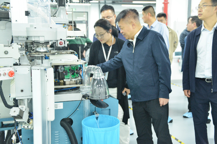 省工信廳陳建業(yè)廳長(zhǎng)一行蒞臨睿能科技調(diào)研考察(圖3)